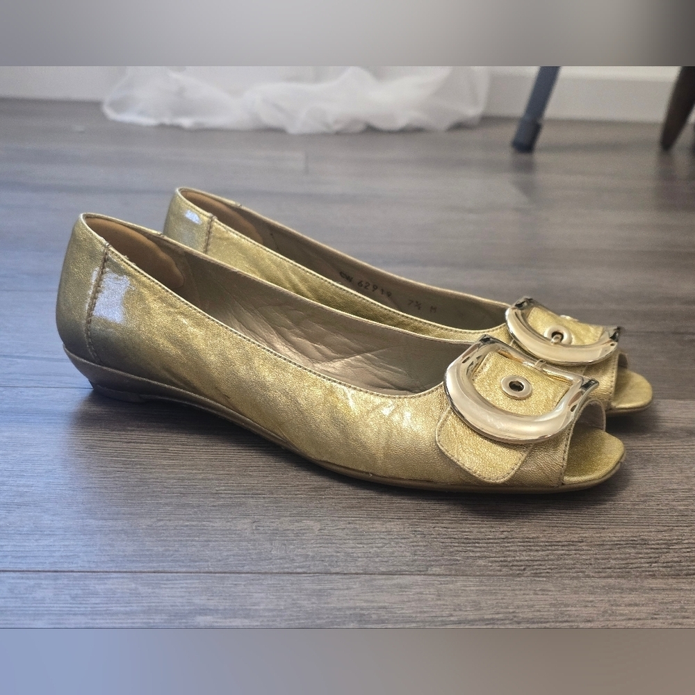 Stuart Weitzman Open Toe Patent Leather Pump Gold Metallic Shimmer Size 7.5